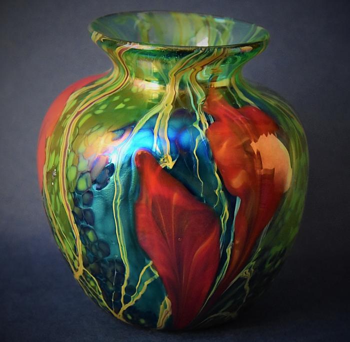 Green Flattened Vase With Red Flowers Y11 Kayleigh Young Glass
