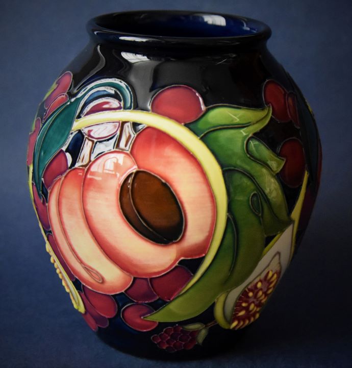Moorcroft Pottery 4/5 Queen's Choice Emma Bossons A Numbered Edition