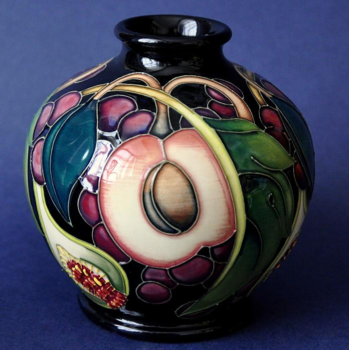 Moorcroft Pottery Queen's Choice 41/4 Emma Bossons
