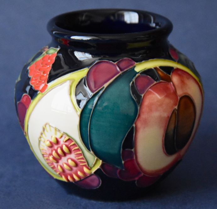 Moorcroft Pottery 55/3 Queens Choice Emma Bossons An Open Edition