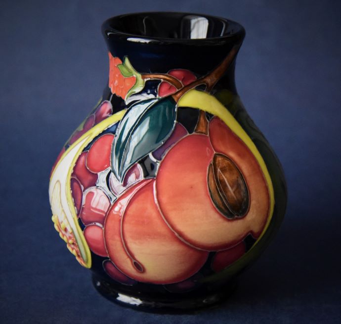 Moorcroft Pottery 869/4 Queen's Choice Emma Bossons A Numbered Edition