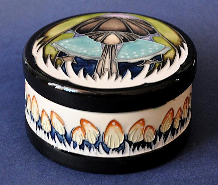 Moorcroft Pottery Indigo Lace 125/4 Vicky Lovatt