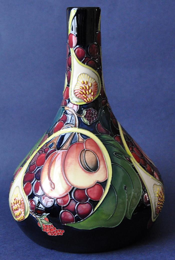 Moorcroft Pottery Queen's Choice 30/10 Emma Bossons