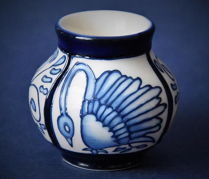 Moorcroft Pottery 914/2 Kelmscott Swans William Morris Collection Kerry Goodwin An Open Edition